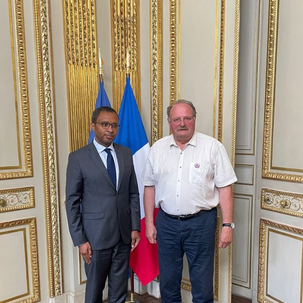 Photo de la rencontre entre Pap Ndiaye, ministre de l'Éducation nationale et de la Jeunesse et Michel Fournier, président de l'AMRF